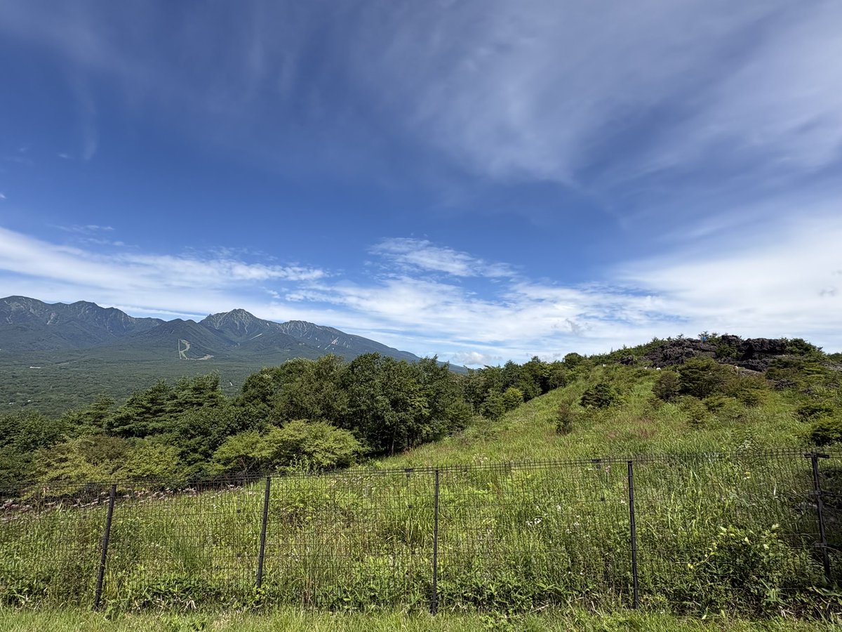 nonnoneichan's tweet photo. 野辺山　平沢峠からの八ヶ岳ビュー
美しい山並みと高原の爽やかな風に癒されます
（朝ビーナスは低気温と強風にガクブルしていたのに）

お昼は東御市の「鹿曲」さんにてソースかつ重
カリサクッとした衣と肉の美味さとソースが絶妙　いつ来ても賑わっている居心地も良い大好きなお店です https://t.co/UEL7OcUY2b