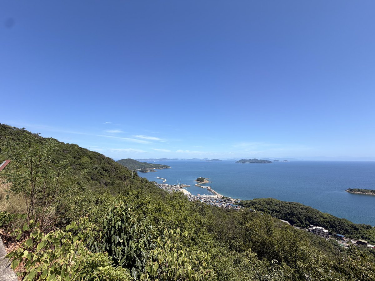 rougetwin5's tweet photo. 先週土曜日に登った紫雲出山を対岸から←一枚目画面中央

うっすらと石鎚山系も見渡せます

今日も風が気持ちいい^ ^ https://t.co/s1IZZ4KjXa