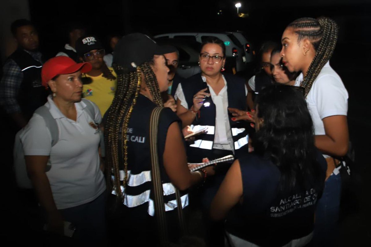 DTNoticiasCali's tweet photo. 🚨 #ÚltimaHora | Cali reporta 85 fallecidos, 885 heridos y 193 personas atrapadas tras el terremoto. 37 personas han sido rescatadas y 56 estructuras presentan colapso total. 1.345 rescatistas atienden la emergencia.

#DTNoticiasCali #Cali #Terremoto https://t.co/oDQVWgl1Jm