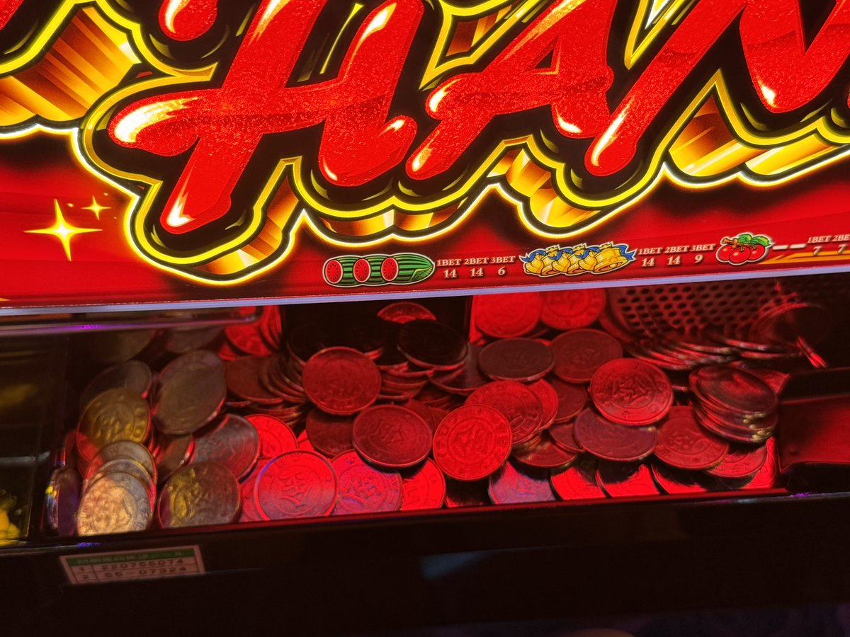 ps_aanya's tweet photo. あ〜にゃはハナハナへ移動しましたっ！
早速、２連中だよ😆ナイスっ👍
下皿も満タンになってきたよ🥰
ハナハナ、ジャグラーコーナーもお客様が増えてきました‼️
お昼を越えて、午後からもホールの熱気がすごいです👀🔥 ぶんまわすぞ〜っ💪🏻💕
#PR https://t.co/7cUurOWFzq