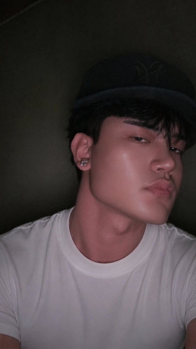 wolfiedava's tweet photo. I love my side profile https://t.co/OoeilS87Em