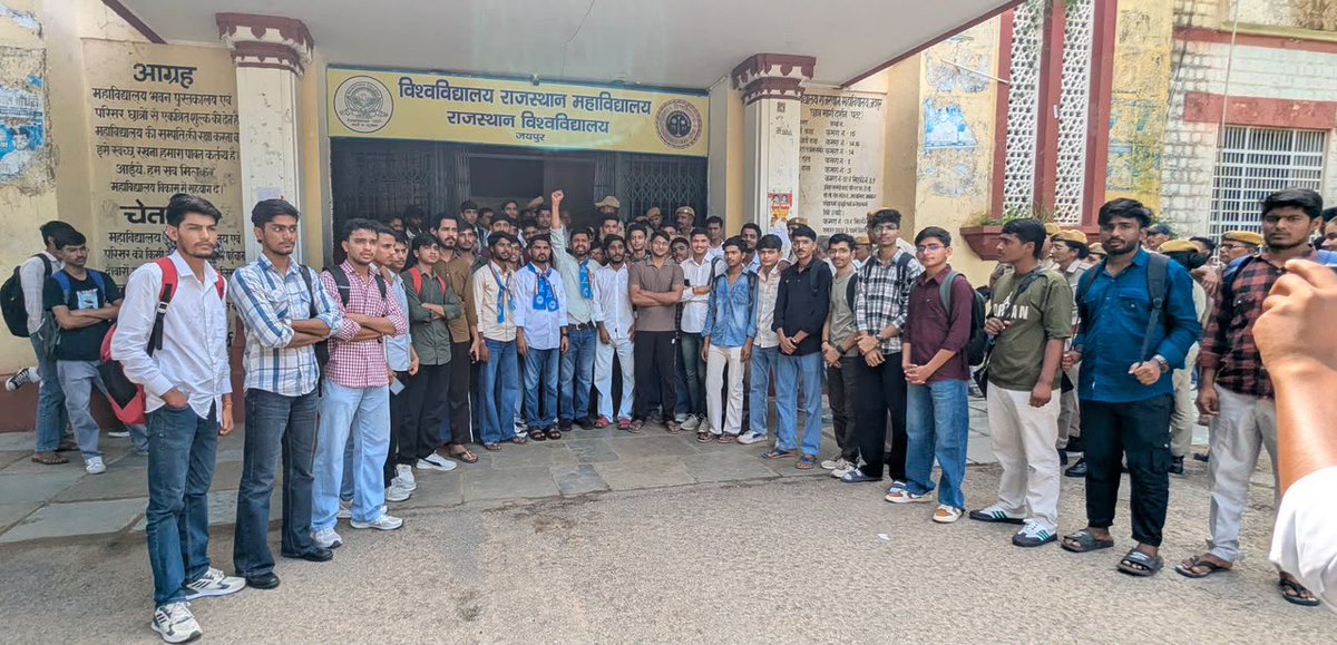 NSUIRajasthan's tweet photo. “परिसर की पुकार” अभियान के तहत RU NSUI इकाई ने छात्रहित की 8 सूत्रीय मांगों को लेकर विरोध प्रदर्शन किया।

छात्रसंघ चुनाव बहाली,नियमित कक्षाएँ, बायोमेट्रिक उपस्थिति, स्वच्छता, पेयजल, भवन मरम्मत, छात्रवृत्ति व पक्की कैंटीन जैसी मांगों पर आवाज़ बुलंद की।
#परिसर_की_पुकार https://t.co/aHcqqZM5FJ
