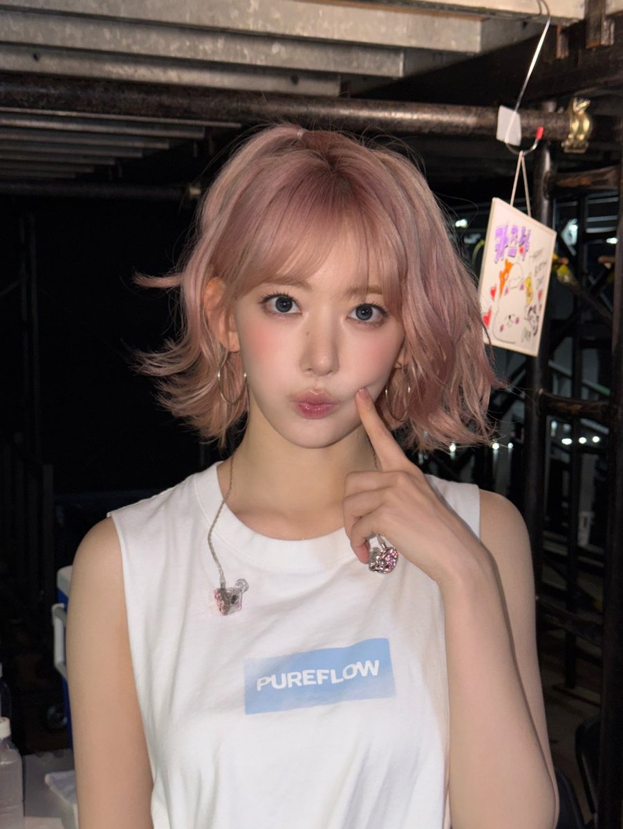 sserapics's tweet photo. #SAKURA weverse dm update 

: There was a photo!!!!!!
: Apple 🍎 head https://t.co/Zf0OGcRATF