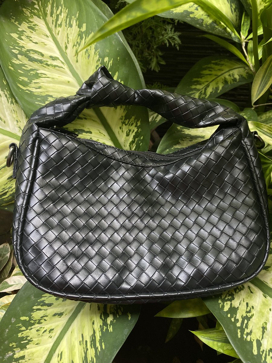 VantaNebula's tweet photo. @putrkive Lucia bag by Caselle kak
Good condi cuka dipakai sekali aja
Lengkap dgn dustbag&amp;tali panjang
75k aja yuk @putrkive https://t.co/ghTYl1oXY8