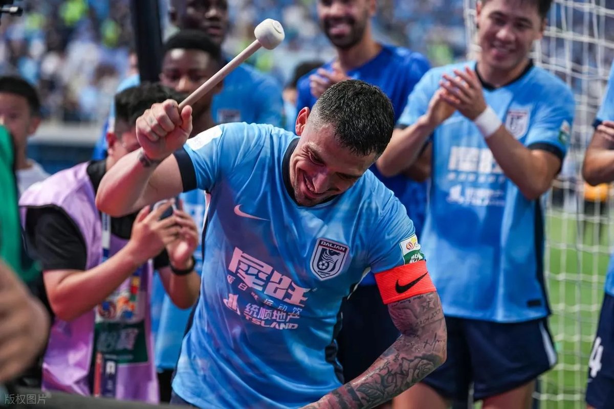 Alex35165's tweet photo. Dalian Yingbo unveil their biggest-ever tifo for Nicolae Stanciu — the "Romanian Magician" in a four-stand show at Suoyuwan. https://t.co/qjeetQsutF