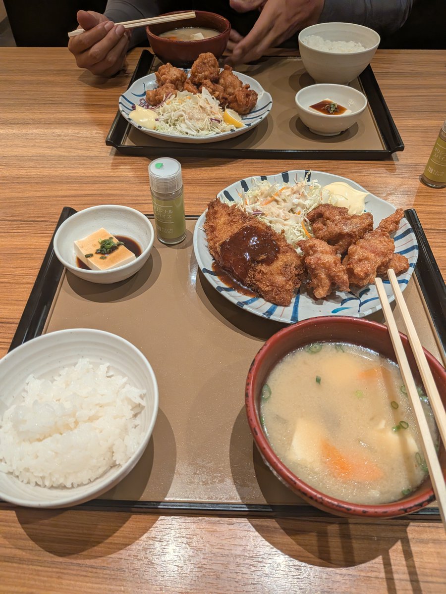 Bando_e_ji's tweet photo. 昨日は北浦で釣りです。
黒みそらーめんコレは美味しかったです👍
鯰とバスは渋かったなぁ😒
夜は屋やよい軒で！ https://t.co/AyAoXWs139