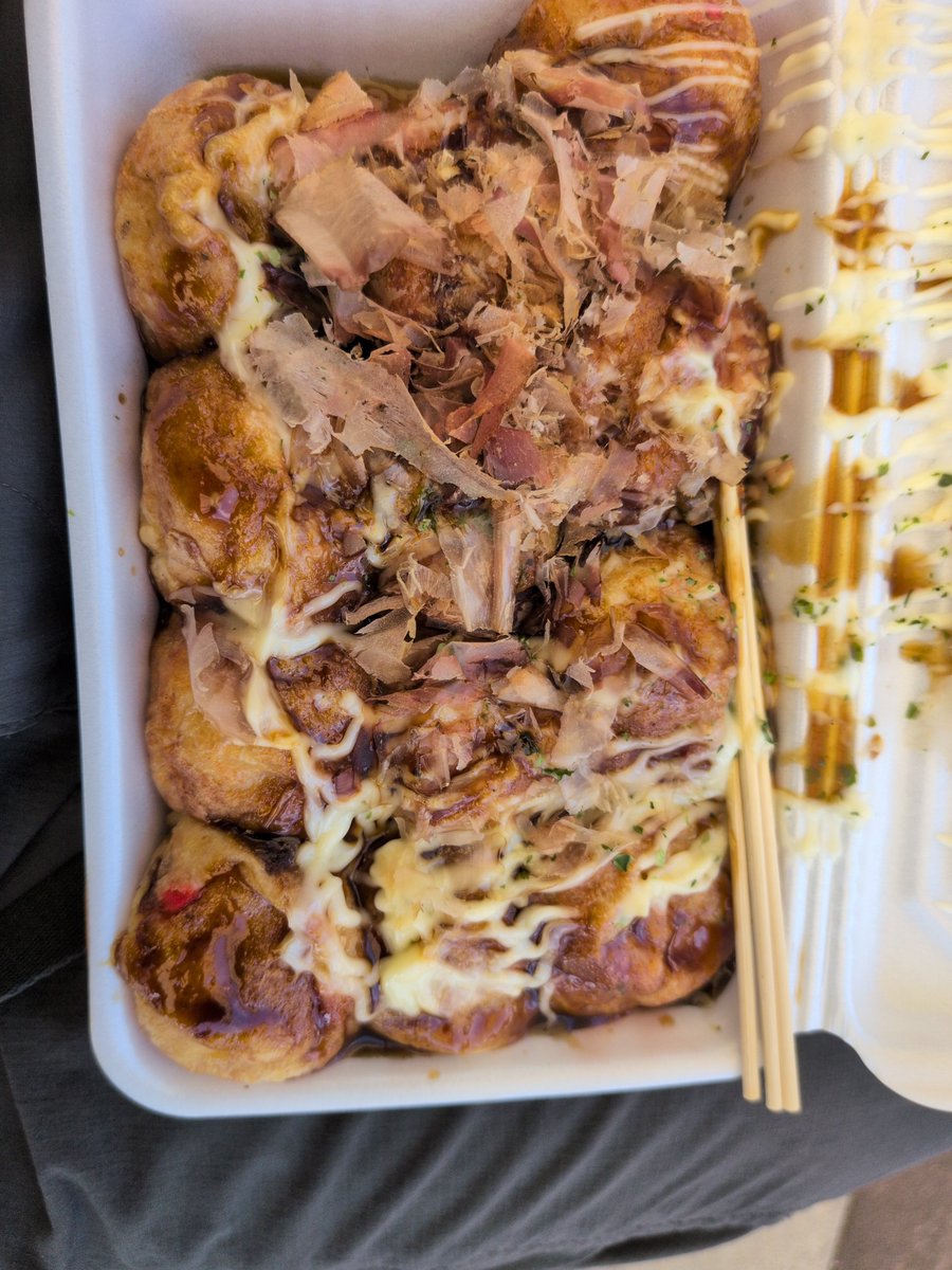 tomokun1975's tweet photo. 仕事が午前で終わったので急いで守口まで来た。
駅近くの粉モン屋「てこや」さんのタコ焼きでお昼ご飯。 https://t.co/2kCQGmwSYO