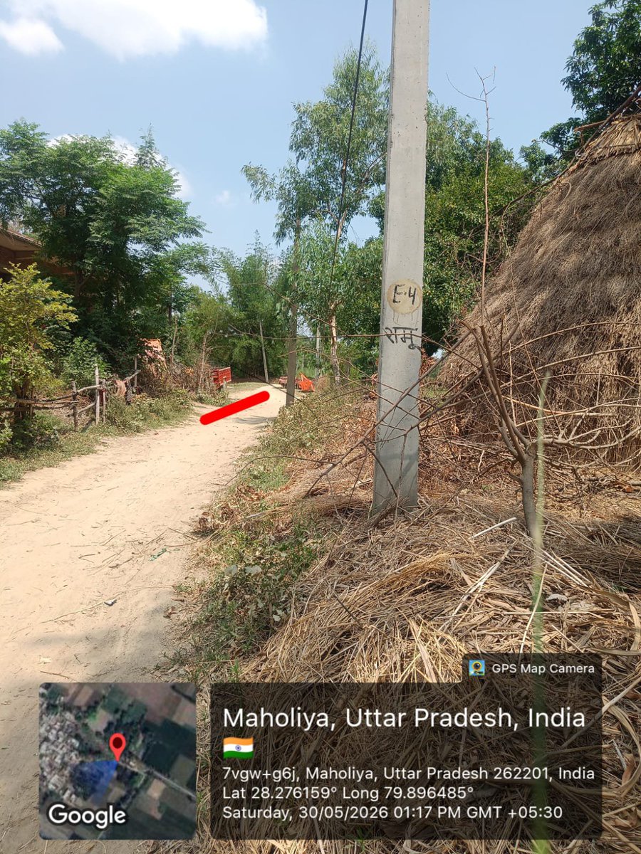 omendra999's tweet photo. @eddbisalpur @UPPCLLKO @MvvnlPilibhit @Dmpilibhit ब्लॉक बिलसंडा ग्राम मोहलिया तहसील बीसलपुर जिला पीलीभीत मोह.63952 10466 जेईई साहब बोले लेखपाल से जमीन की पैमाइश करा लो पैमाइश भी करा ली नीचे फोटो mention है फिर भी तीन खंभों के बीच में बही पोल क्यों बाहर की साईड क्यों है इसी लिय उस पोल पर तार भी नहीं पड़ी है https://t.co/Q7ru7YTmaX