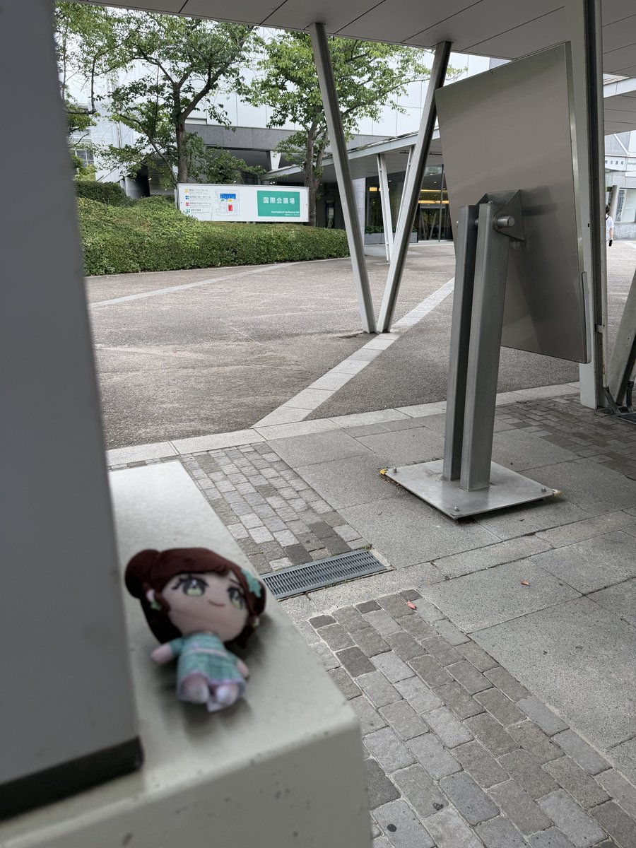 nizi_luv's tweet photo. もうすでにどなたかがポストしてるかもしれないですが。
幕張メッセに向かう途中に諸橋沙夏ちゃんの6周年衣装のぬいがありました。見つけたときにこの状態だったので、どなたかが拾って置いてくれたのだと思います。
持ち主様に届きますように🙏🏻
 #イコラブ  #落とし物 https://t.co/3jq6RK02d9