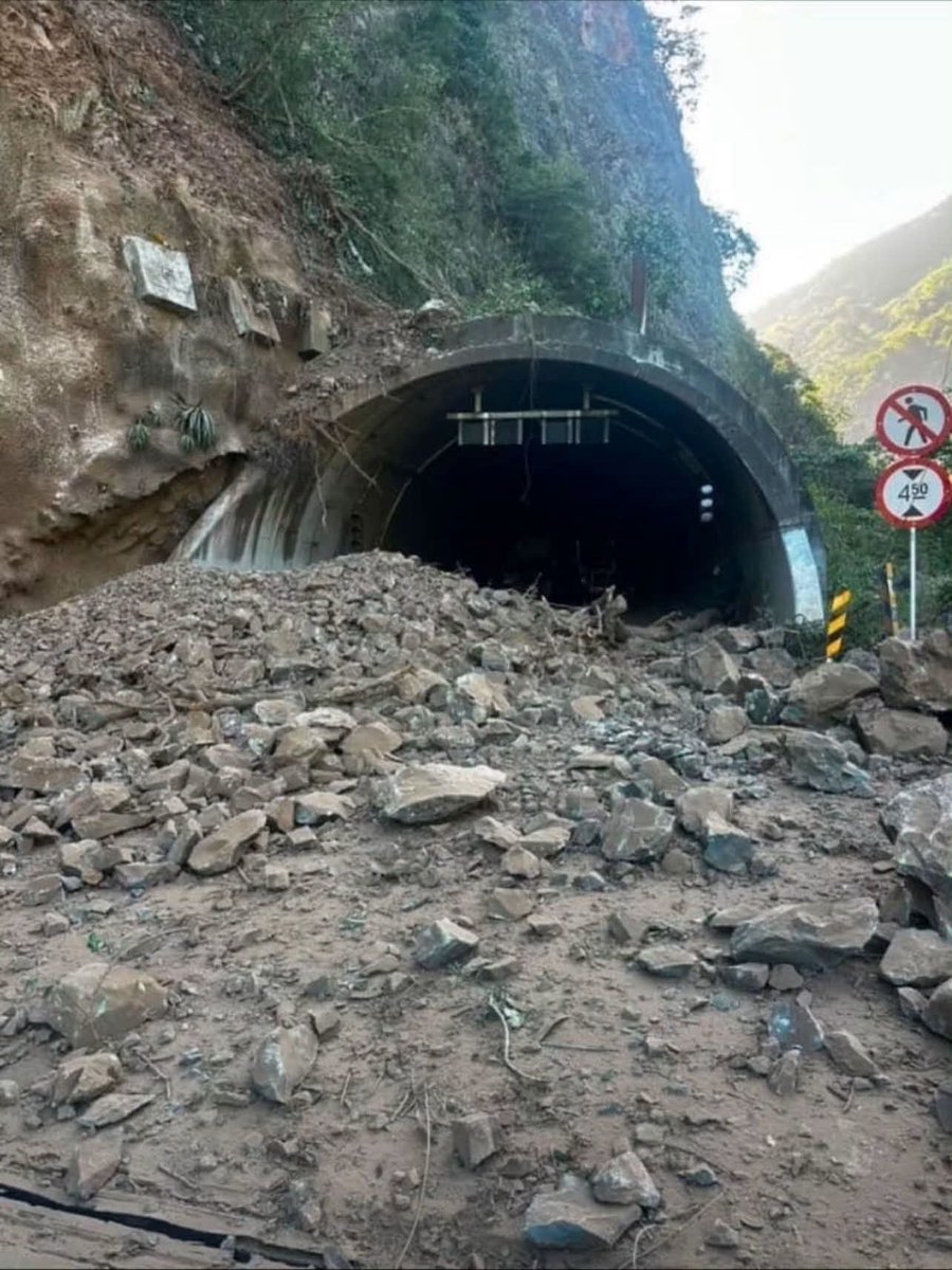 libiamosquerav's tweet photo. Señores @InviasOficial @MinTransporteCo necesitamos con urgencia habilitar la vía Buenaventura-Cali-Buenaventura para trasladar a pacientes que requieren hospitales de alta complejidad por el terremoto de 7.4, que nos afecto grandemente https://t.co/rCTYWjhQ9X