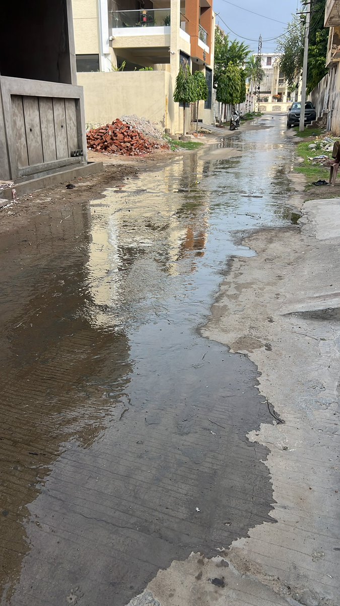Mohit0712996's tweet photo. Water is flowing like a river on the road due to a leaking valve. People are thirsty at home. Complained multiple times but no action. 
@PHED_Rajasthan @BeawarDCDM @RajCMO @BhajanlalBjp @narendramodi  @svoruganti1466 please look into this. #Beawar #WaterWastage #SaveWater https://t.co/8CCx1BYi2L