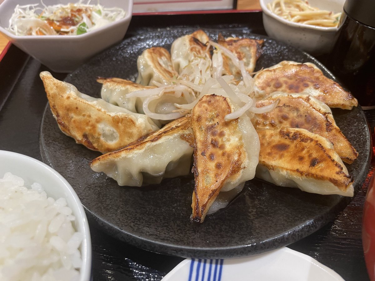 ainoue3141's tweet photo. お昼は浜松餃子🥟
ニラとニンニクが効いた滑らかな餡が美味しいわ😋10個ペロリ👍 https://t.co/kVqBMMxjwx
