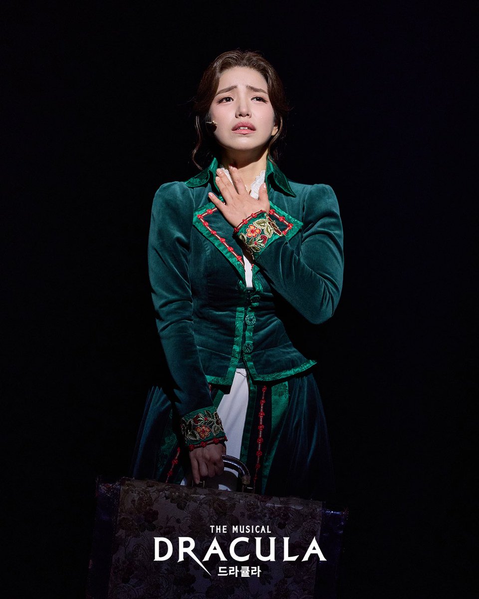 od_musical's tweet photo. #뮤지컬 #드라큘라

드라마틱한 선율로 완성되는
거부할 수 없는 매혹의 대서사시

시간과 운명을 거슬러 다시 마주한 순간
강렬한 사랑이 다시 시작된다!

심장을 멈추고 선택한 운명적인 사랑
𝐃𝐑𝐀𝐂𝐔𝐋𝐀 : 𝐓𝐡𝐞 𝐌𝐮𝐬𝐢𝐜𝐚𝐥

#NowPlaying
#LG아트센터서울LGSIGNATURE홀 https://t.co/bjflnrVNI8
