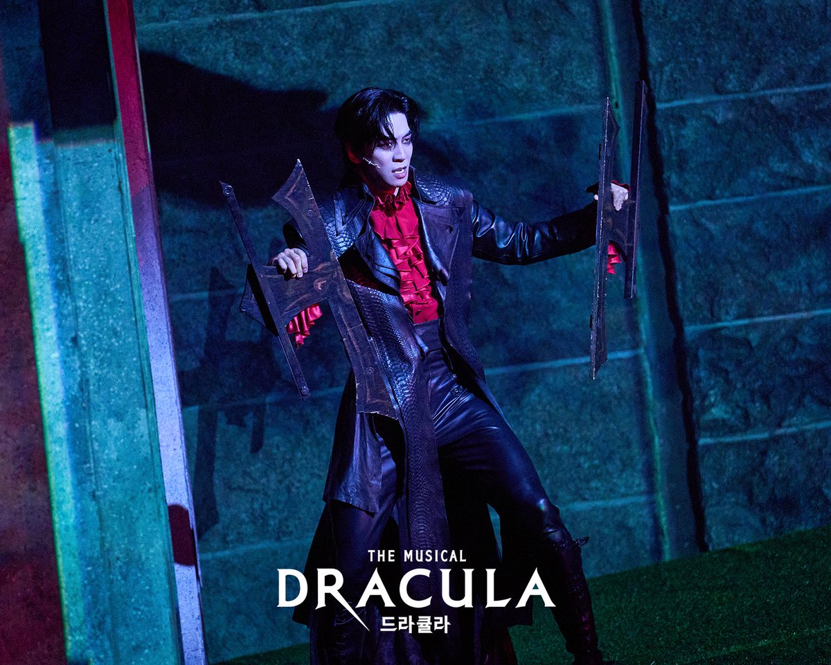 od_musical's tweet photo. #뮤지컬 #드라큘라

드라마틱한 선율로 완성되는
거부할 수 없는 매혹의 대서사시

시간과 운명을 거슬러 다시 마주한 순간
강렬한 사랑이 다시 시작된다!

심장을 멈추고 선택한 운명적인 사랑
𝐃𝐑𝐀𝐂𝐔𝐋𝐀 : 𝐓𝐡𝐞 𝐌𝐮𝐬𝐢𝐜𝐚𝐥

#NowPlaying
#LG아트센터서울LGSIGNATURE홀 https://t.co/Ir76Yq2RKo