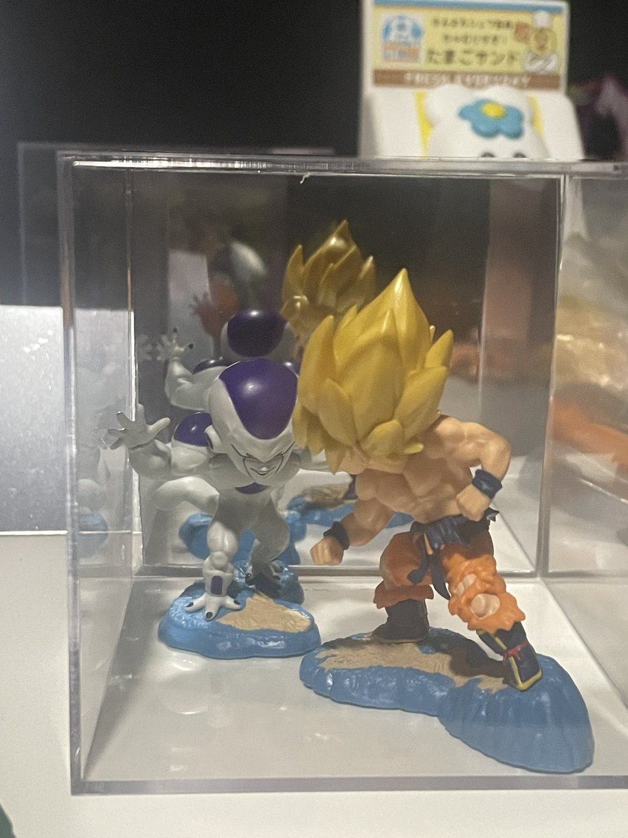 vegetadaiya's tweet photo. ドラゴンボールの新作ガシャポンのケースダイソーで売ってるので作ったミラーシート固かったから汚くなったけどかなりかっこいい https://t.co/CT9GBVyKiR