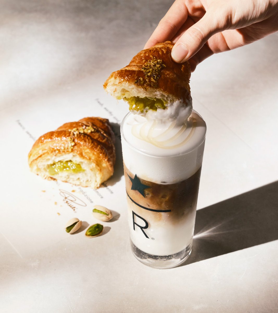 StarbucksStoreJ's tweet photo. ひんやり、ディップして楽しむ。夏だけのコルネッティ体験 ☀️🥐

おすすめは、コルネッティをムースフォームにディップして楽しむ“サマーディップスタイル”。

「コルネッティ ピスタチオ」を、
「シナモン ムース フォーム ハニー ラテ」にディップすると、
ひんやりふわふわのフォームと、ザクッと香ばしいコルネッティが重なり、心地よい食感のコントラストをお楽しみいただけます✨

シナモンの香りとはちみつのやさしい甘さが、
ピスタチオの豊かなコクを引き立てる、夏ならではの味わいです。

そして8月4日、福岡・天神エリアにスターバックス リザーブ® カフェが新規オープン☕️

▼詳しくはこちら
https://t.co/2HfoFoGN1Z

この夏だけの特別なカフェ体験を、ぜひお楽しみください。