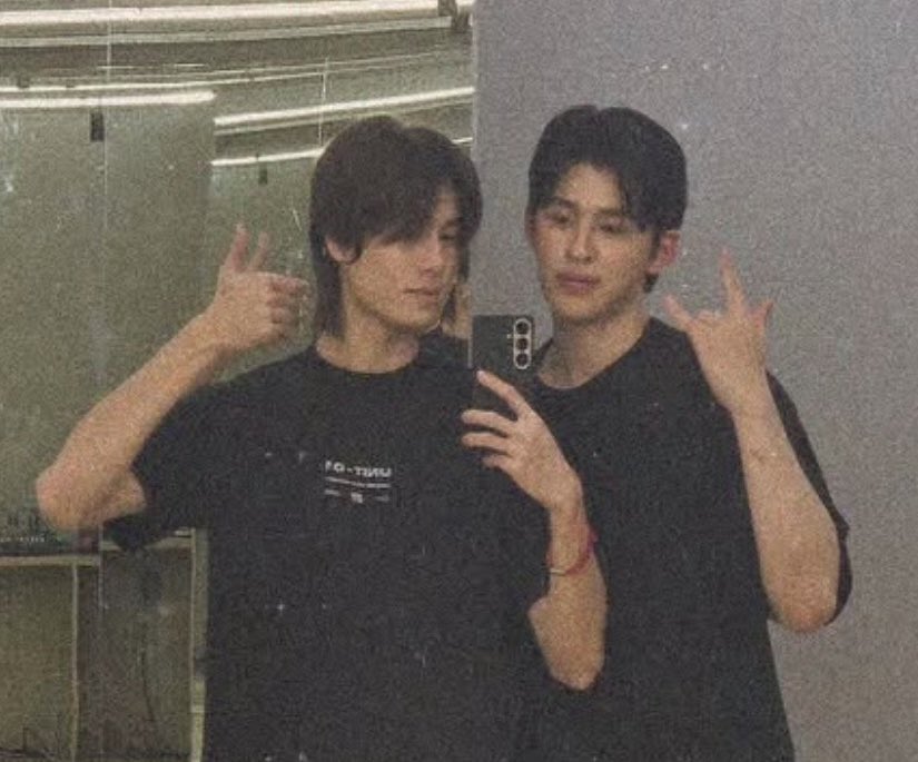 ChanRakPPW's tweet photo. Claiming his husband alone wasn’t getting into peoples head so he came in frame to show who’s husband he is🤭🤭
#PondPhuwin #ppnaravit #phuwintang https://t.co/1SSB4eKEop