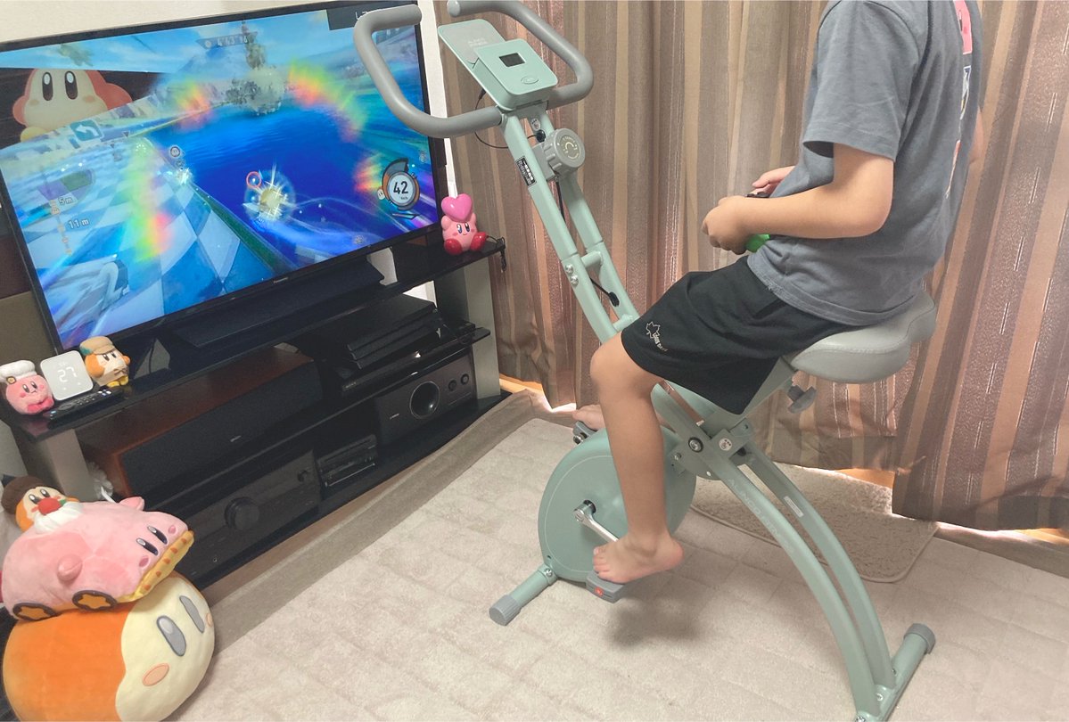 yunyun2878's tweet photo. これは私が開発した「エアライダーダイエットシステム」です。
バイクをこぎながらプレイする事でライダーとの一体感と臨場感が味わえる上に痩せます。私はこれを始めて１週間で５キロ痩せた気がしてきました！！
ぜひご自宅にも取り入れて下さい🙋‍♂️ https://t.co/eG07fI5b8a