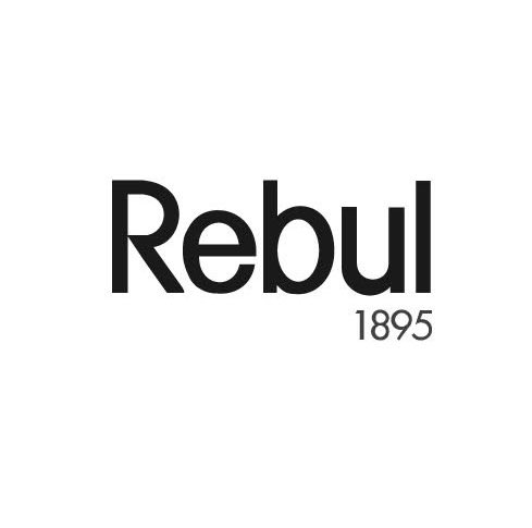 borsacibirgenc's tweet photo. Rebul - Kerim Müderrisoğlu:

“Dedem 1920’lerin başında İstanbul’a geliyor, iş bulup hayatta kalması gerekiyor.”

“İstiklal Caddesi’nde yürürken bir eczaneye giriyor, benim işe ihtiyacım var diyor.”

“Fransız eczacı Jean Cesar Reboul diyor ki: Sen Fransızca bilmiyorsun, eczacı değilsin, bizim işimize yaramazsın.”

“Biraz rica, ısrar ve dedemin de herhalde çalışkan ve ısrarcı olduğunu hissedince dedeme yukarıda yatma hakkı veriyor.”

“Dedem gündüzleri çalışıyor ve Fransız Konsolosluğunun Fransızca kursunda Fransızca öğreniyor.”

“O dönem savaştaki yoğun kayıplardan dolayı ortaokul mezunlarına lise okumadan üniversiteye geçme hakkı veriliyor ki ülke üniversite mezunu yetiştirebilsin.”

“Sonra dedem Eczacılık Fakültesi mezunu oluyor.”

“Uzun yıllar Jean Cesar Reboul ile beraber eczaneyi çekip çeviriyorlar.”

“Sonra 1938 senesinde Jean Cesar Reboul emekli olup Fransa’ya dönmek istiyor, eczaneyi dedeme bırakıyor.”

“Dedem de onun ismini yaşatmak adına eczanenin adını Rebul Eczanesi olarak değiştiriyor.”

“Ben bugün bakıyorum, Türkiye’de fabrika yapmak yerine inşaat yapmak veyahut da başka birtakım endüstrilere girmek belki çok daha kârlı.”

“Ama günün sonunda bizim bir AR-GE merkezimiz var.”

“Ben bugün Çin’i çok sıkı takip ediyorum.”

“Çünkü otomotivde, beyaz eşyada vesaire neler yaptıklarını biliyoruz.”

“O dalganın altında kalmamak için çok çalışıyoruz.”

“Bugün gururla diyebilirim ki biz teknoloji olarak geride değiliz.”

“Öyle bir volümde iş yapabiliyoruz ki bu volüm bize globale yayılma gücü veriyor.”

“Biz ayda 6 milyon adede yakın ürün üretiyoruz.”

Şimdi mesela Hindistan pazarına gireceğiz bu sene.

Güney Fransa’da ilk mağazamızı kiraladık.
Cannes’da mağazamızı kiraladık.

Bu sene Londra’da Marylebone High Street’te ilk mağazamızı açtık.

Dubai’de Bloomingdale’s’in içerisinde çok güzel yerlerimizi aldık.

Bunların hepsi tabii arkada bir güç gerektiriyor.

Ben Londra’da iki buçuk sene sokak sokak gezdim.

O emlak devlerinin karşısında bir mağaza yeri alabilmek için yapmadığımız kalmadı.

Türkiye’nin maalesef cam sanayisi yok.

Paşabahçe çok iyi ama bizim endüstrimize bir faydası yok.

Dolayısıyla biz cam sanayisinde ithalata bağlıyız.

Eğer bugün ortam koşulları biraz daha el verseydi ben bir cam fabrikası kurmayı da çok arzu ediyordum.

Camda büyük sorun var.
Alüminyumda sorun var.

Teknoloji gelmiyor, gelişmiyor, geliştirilmiyor.

Normal bizim berberdeki kolonyamız var ya, onun Türkiye’de boş bir şişesi 18 lira.

Ve maalesef istediğimiz kaliteden uzak.

Alman firması, Polonya üretimi 11 liraya kapıma teslim fiyatı var ve kalitesi çok iyi.

Maalesef geldiğimiz durum bu…