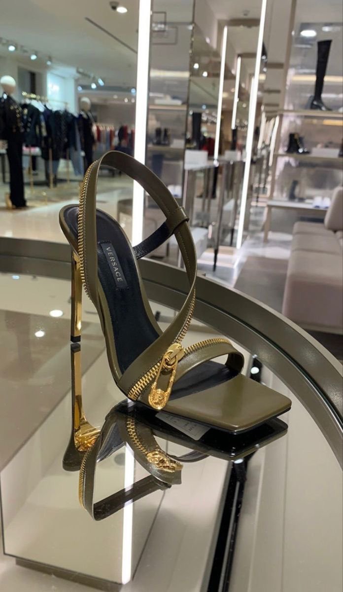 petalparadiseee's tweet photo. Versace heels https://t.co/rMFyFBXdcE