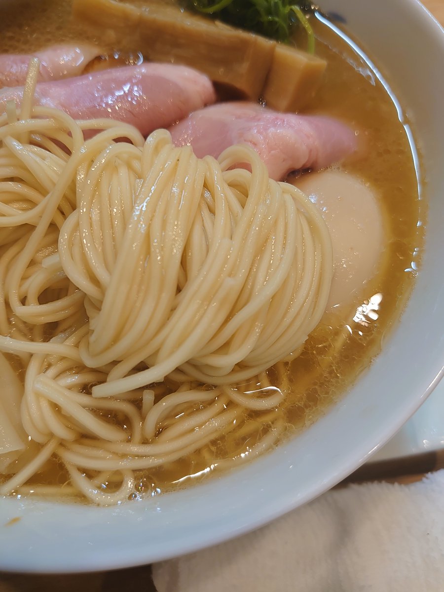 wiz_pulse's tweet photo. 創作麺 ひとすじさん@方南町
特上中華そば。

穏健派煮干しと言える丸いニボ感。
肉屋さんでもこんなに旨い燻製肉出せるとこ少ないのでは。
のせ物の質もお店のホスピタリティも高くてとても上質なお味と時間でした、ご馳走様でした！

#創作麺ひとすじ
#飛ぶ燻製肉
#穏健派ニボ https://t.co/CwUC0wihHo