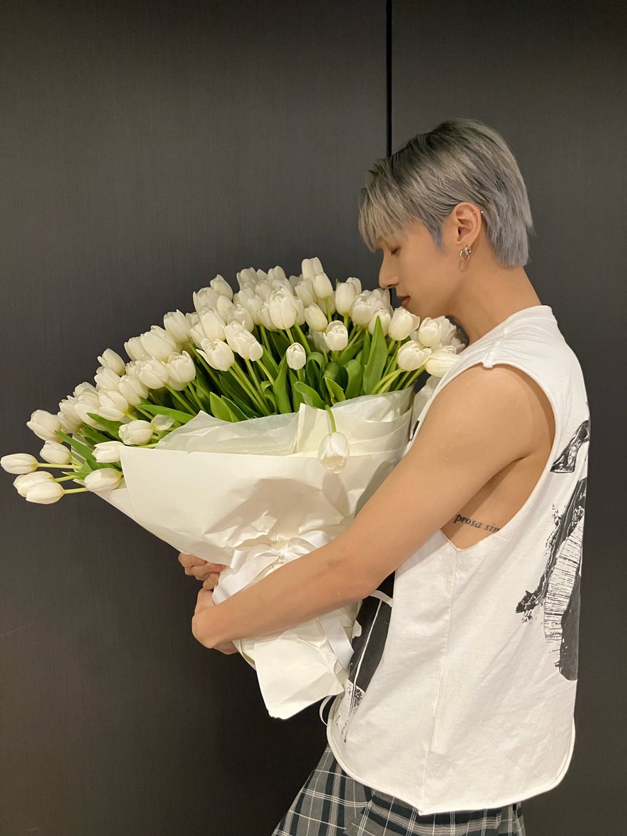 snooyc3's tweet photo. 꽃다발 받으면 품에 쏙 안아서 사진 찍어오는 에이티즈가 좋아..♡.• https://t.co/5d72gCZBxu