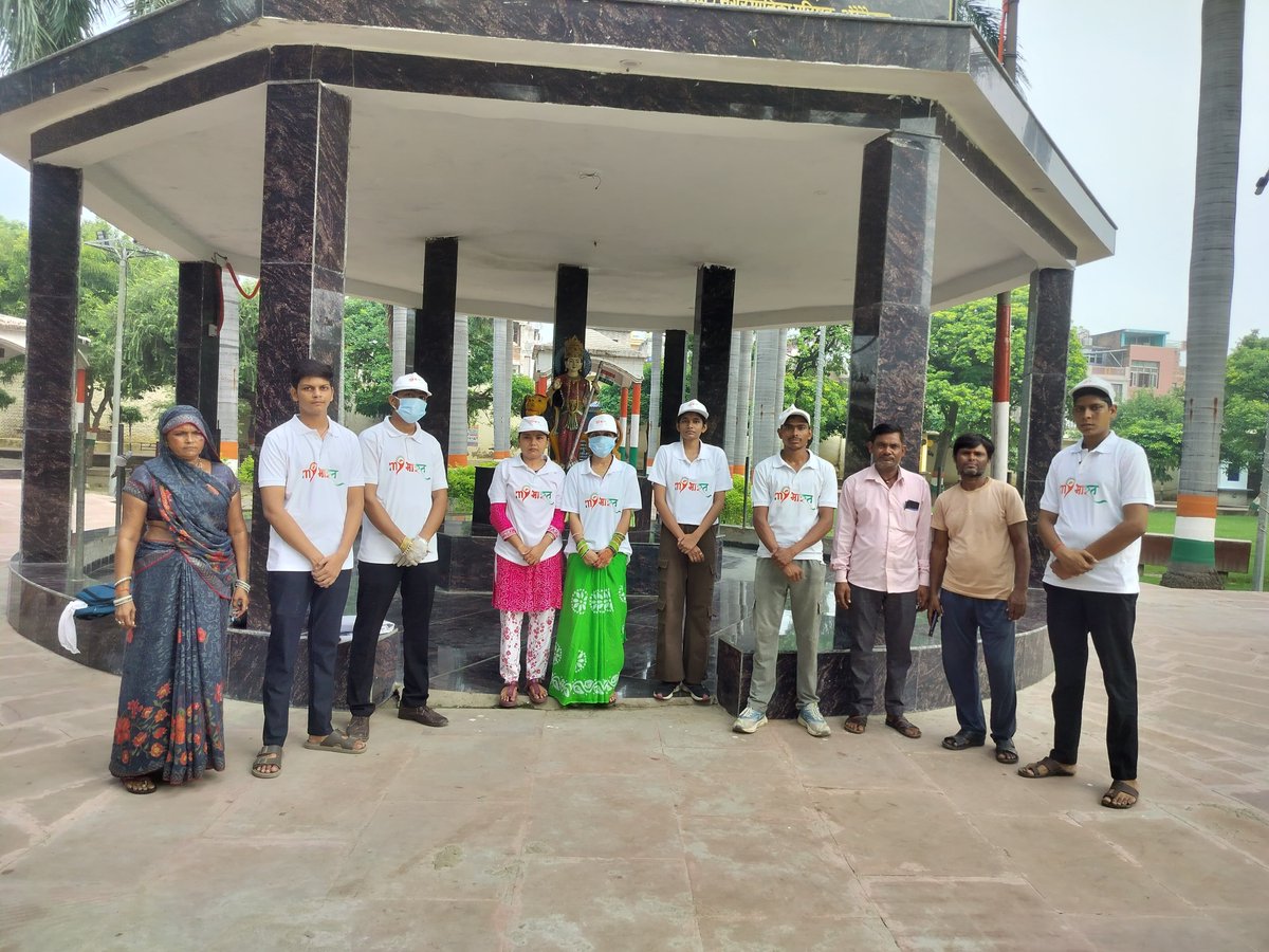 BaljiTrivedi's tweet photo. आज शहीद पार्क औरैया में स्वच्छता पखवाड़ा कार्यक्रम का आयोजन किया गया जिसमें की औरैया ब्लाक के सभी स्वयंसेवक (बलियंटियर)भी उपस्थित रहे सभी स्वयंसेवकको ने  मिलकर साफ सफाई की तथा स्वच्छता पखवाड़ा की शपथ दिलवाई कि हम आगे ना कभी गंदगी करेंगे ना किसी को गंदगी करने देंगे !! https://t.co/P44l0RIYIw