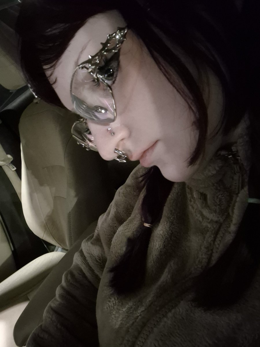 winterangeIic's tweet photo. i so pale https://t.co/lIftCqO0TJ