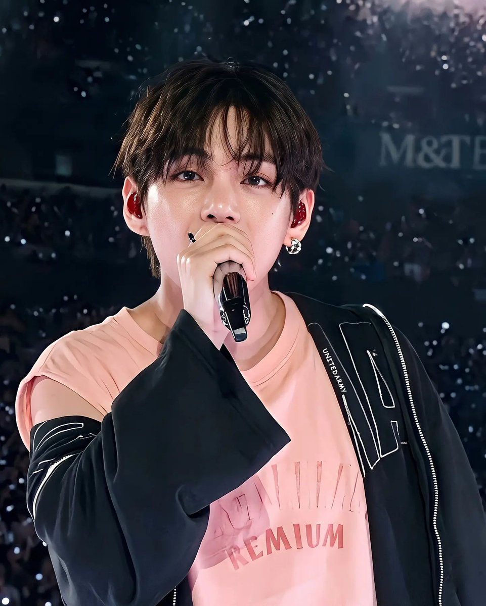 BTS_TAEHYUNGO's tweet photo. Black hair is back https://t.co/C1RhbtG6wY