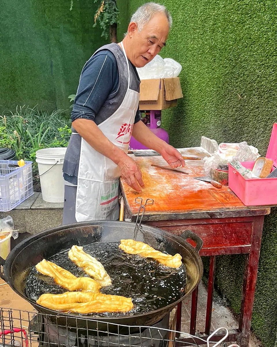 AmandaStilkry1's tweet photo. Tried the warm fried dough stick dipped in soy milk at the street stall this morning, perfect start for a busy day. https://t.co/jS3F4CL45c