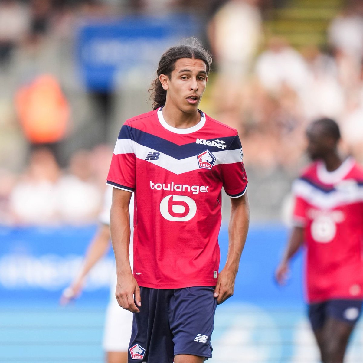 ActuL1_'s tweet photo. 🚨 LES FUTURES PÉPITES DE LIGUE 1 À SURVEILLER !! 👀💎

@lequipe dévoile 4 jeunes talents "méconnus" prêts à exploser cette saison :

▫️ Isaac Cossier 🇫🇷 (19 ans, Lille) : Défenseur central (1,93m) très courtisé, prolongé jusqu'en 2030 après un prêt réussi.

▫️ Saad Boussadia 🇩🇿 (18 ans, Lille) : Milieu créatif qui a tapé dans l'œil de Davide Ancelotti. Il vient de passer pro.

▫️ Mezian Mesloub 🇵🇹 (16 ans, Lens) : Le joyau de la Gaillette. Il a snobé Benfica pour s'imposer au Racing.

▫️ Bané Diatta 🇫🇷 (18 ans, Angers) : Milieu récupérateur percutant. Le pari de la liste, prêt à s'imposer à Angers.