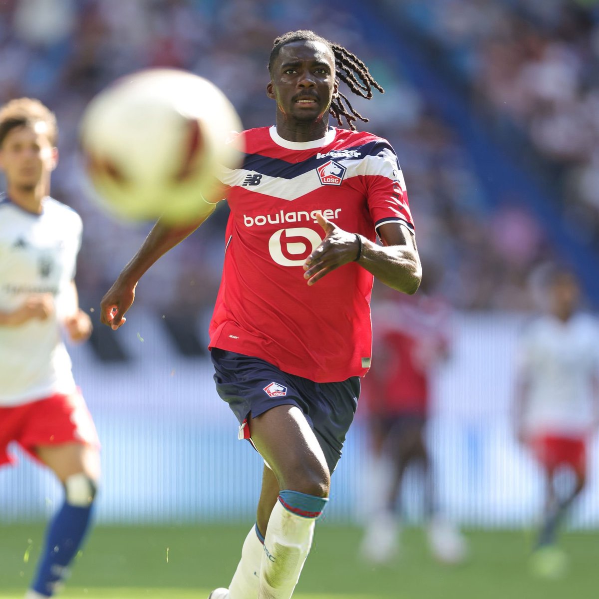 ActuL1_'s tweet photo. 🚨 LES FUTURES PÉPITES DE LIGUE 1 À SURVEILLER !! 👀💎

@lequipe dévoile 4 jeunes talents "méconnus" prêts à exploser cette saison :

▫️ Isaac Cossier 🇫🇷 (19 ans, Lille) : Défenseur central (1,93m) très courtisé, prolongé jusqu'en 2030 après un prêt réussi.

▫️ Saad Boussadia 🇩🇿 (18 ans, Lille) : Milieu créatif qui a tapé dans l'œil de Davide Ancelotti. Il vient de passer pro.

▫️ Mezian Mesloub 🇵🇹 (16 ans, Lens) : Le joyau de la Gaillette. Il a snobé Benfica pour s'imposer au Racing.

▫️ Bané Diatta 🇫🇷 (18 ans, Angers) : Milieu récupérateur percutant. Le pari de la liste, prêt à s'imposer à Angers.