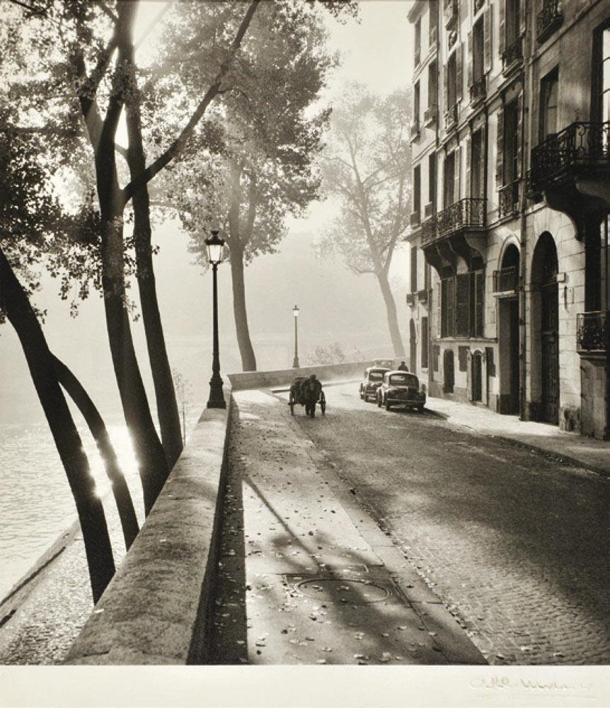 ParisAMDParis's tweet photo. Bonjour. ☕️🥐

📸 Albert Monier.
Quai d'Orléans vers l'Hôtel de Lauzun 
c.1950. Paris Île Saint-Louis https://t.co/JgEnsV4kU2