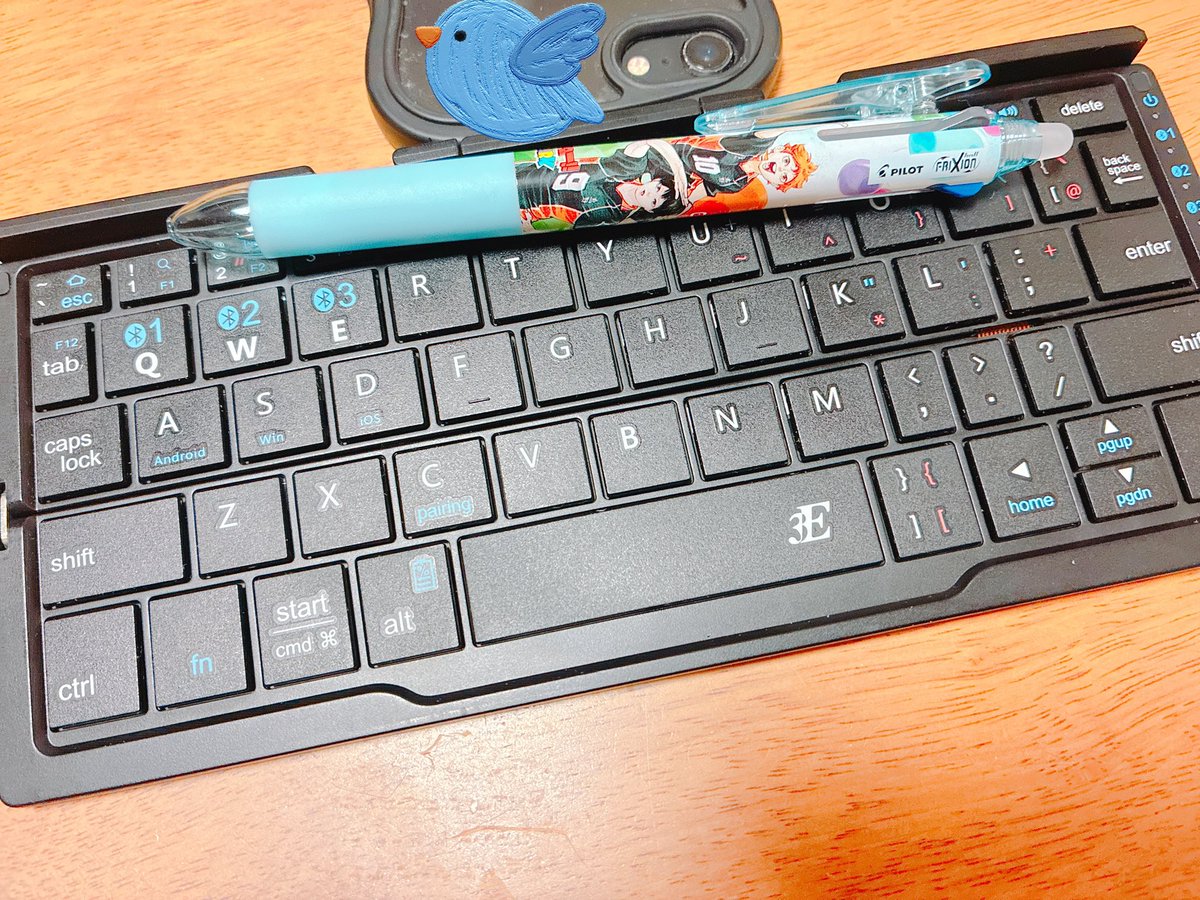 Smo_chi_'s tweet photo. パソコン開きたくなくてずっと使ってるキーボード 便利だから見てほしい。細長くなる。 https://t.co/EXxAYYsMVp