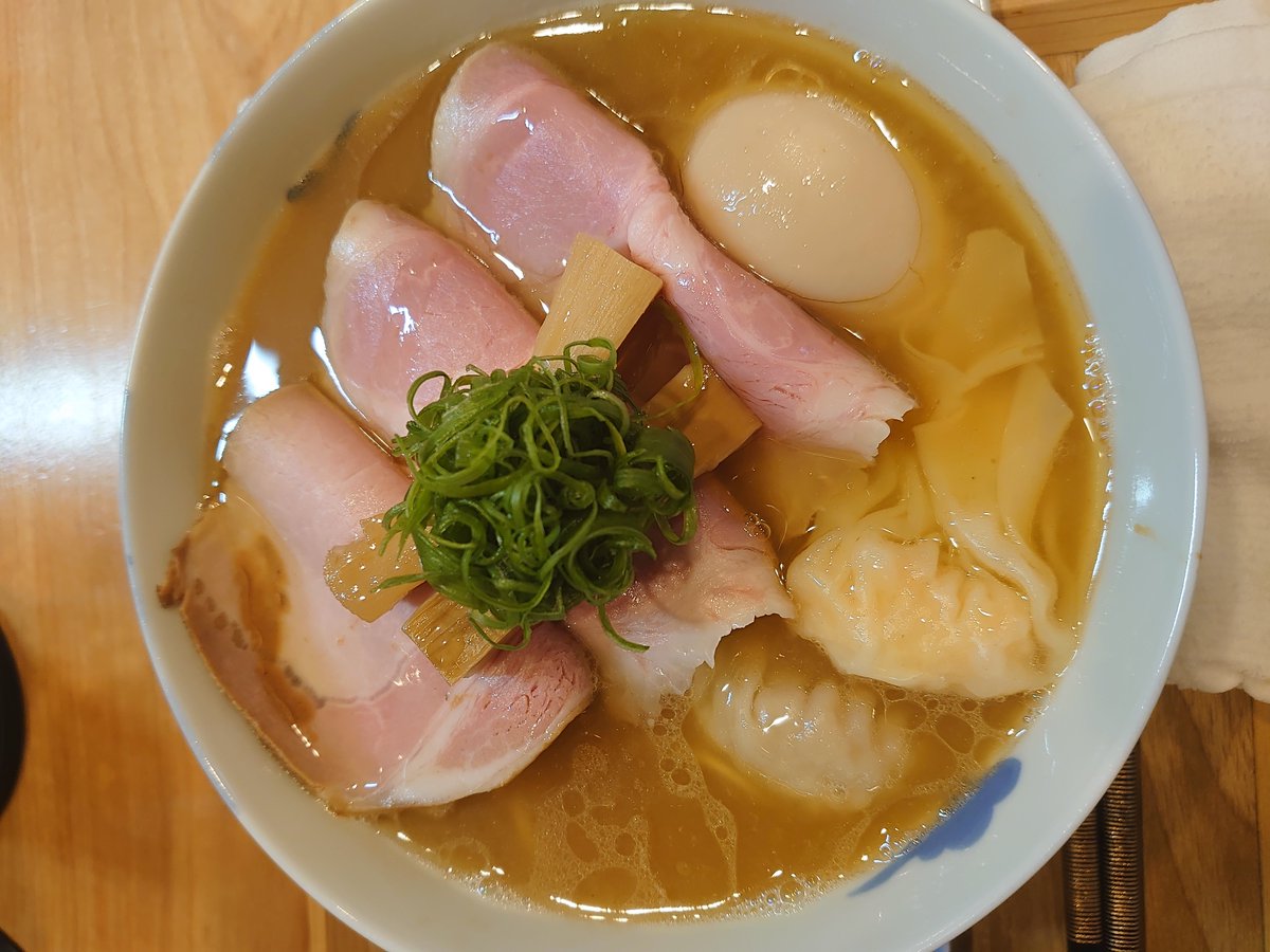 wiz_pulse's tweet photo. 創作麺 ひとすじさん@方南町
特上中華そば。

穏健派煮干しと言える丸いニボ感。
肉屋さんでもこんなに旨い燻製肉出せるとこ少ないのでは。
のせ物の質もお店のホスピタリティも高くてとても上質なお味と時間でした、ご馳走様でした！

#創作麺ひとすじ
#飛ぶ燻製肉
#穏健派ニボ https://t.co/CwUC0wihHo