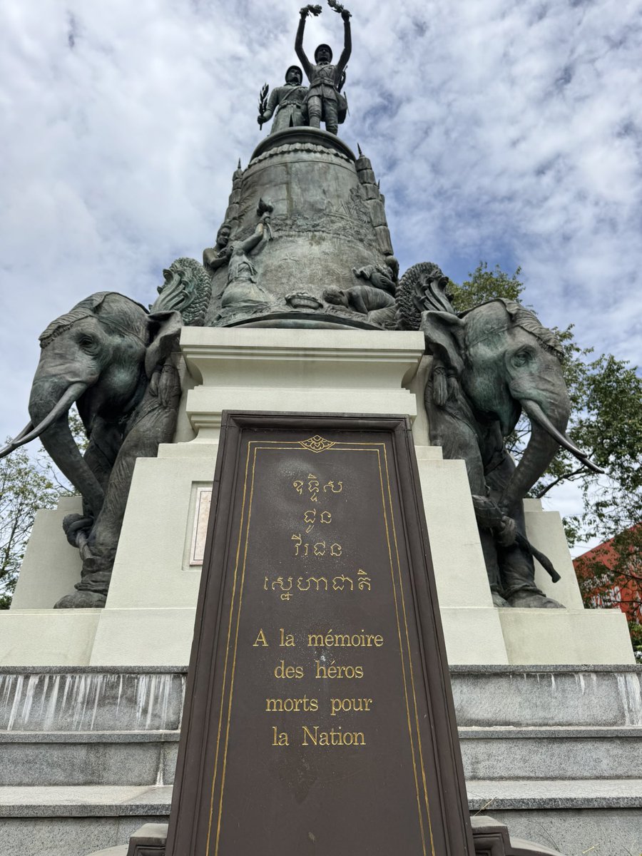 KheanTourk's tweet photo. ក្នុងឧទ្យាន អេឡូប៉ូល សេដា សេនហ្គ័រ រាជធានីភ្នំពេញ មានវិមានឧទ្ទិសវិញ្ញាណក្ខន្ធវីរជនទាហានខ្មែរ ដែលបានពលីជីវិត ក្នុងអំឡុងសង្គ្រាមលោកលើកទី១ https://t.co/uBzmL86EF6