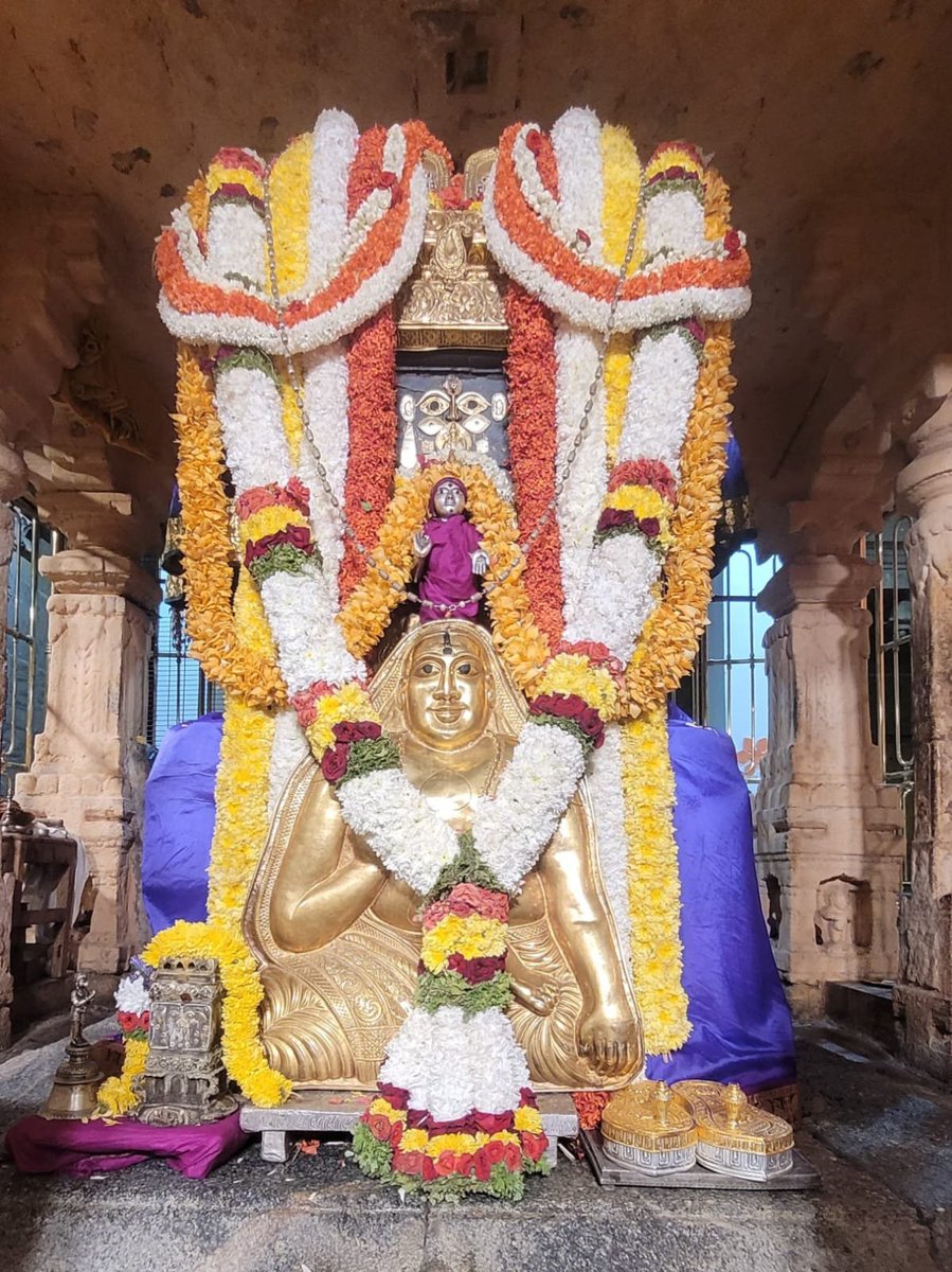 Harsha_N1112's tweet photo. 🙏🌿💐🌺🌹🥀🌷🌻🌼🌸🏵️💮ರಾಯರ ಇಂದಿನ ಮೂಲ ವೃಂದಾವನ ಅಲಂಕಾರ ದರ್ಶನ. ಮಂತ್ರಾಲಯ. 11/08/2026.💮🏵️🌸🌼🌻🌷🥀🌹🌺💐🌿🙏🚩🙏🏻❤️🪷 https://t.co/XEiZu7K9nV