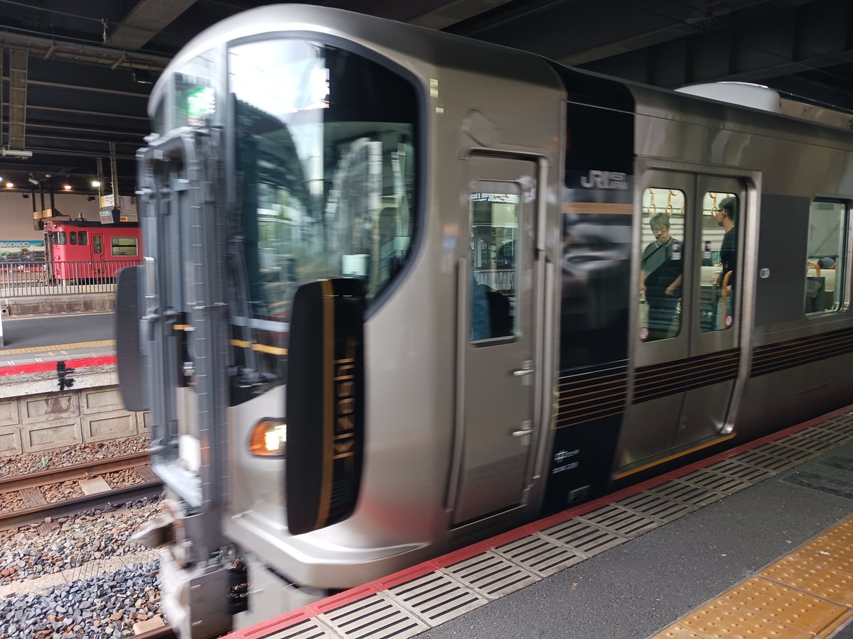 superxmachine69's tweet photo. @mikisuke_btb お疲れ様でした✨️
黄色い電車羨ましい！
私も今回山陽本線乗りましたが、
生憎(？)新型車両でした😂

曲は山陽本線内で聞くとホントエモいですよね。 https://t.co/hvCyminrTy