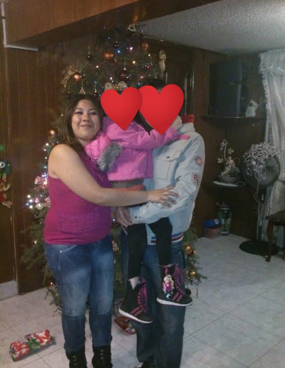 alexmart941089's tweet photo. Don Miguel se la cogió dos veces ambas con condon, la puso de misionero, en cuatro, la puso a saltar encima de él, hizo con ella lo que quiso, lo que me sorprendió es que mientras descansaba del primer palo que le dio a mi esposa, me confesó que el se masturbaba pensando en ella desde que ella iba en la secundaria y la veía con su falda corta, y que ahora varios años después era parte de nuestra fantasía.
Por qué preferimos hombres maduros nos han demostrado que son fáciles de excitar, no ponen peros al físico de mi esposa y sobre todo son muy apasionados.
