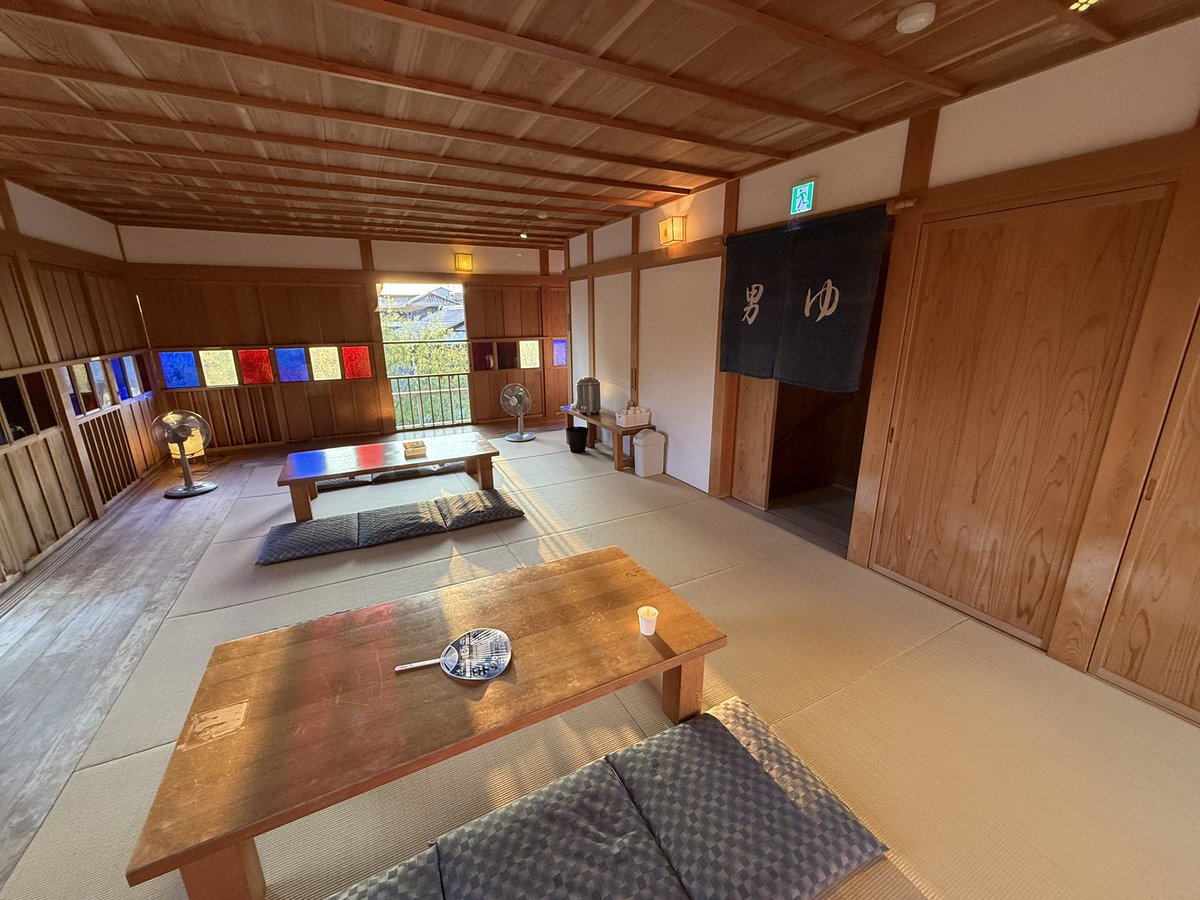 gon_zo's tweet photo. 山代温泉 古総湯
洗い場の無い浴室はちょっと道後温泉に似てるなと思いながら入浴した後、番台のお母さんに「上で冷たいお茶飲んできなー」と言われて行ってみるといよいよ道後温泉に似てた。 https://t.co/r6USjQAzhs