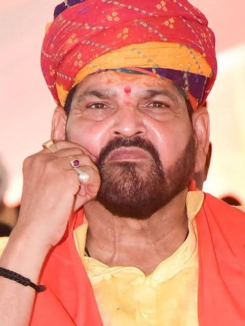 astroaman_1's tweet photo. राजनीति में नाम तो बहुत बनते हैं,लेकिन गोंडा-कैसरगंज की माटी में जो ��िश्वास और बेबाक पहचान @b_bhushansharan जी ने बनाई है उसकी मिसाल अलग है।​जनता का अटूट साथ और अपनी बात खुलकर रखनेका अंदाज़ ही उन्हेंसही मायनों मेंजननायक बनाता हैईश्वर आपको दीर्घायु और उत्तम स्वास्थ्य प्रदान करे। https://t.co/SwOb7vLGpl