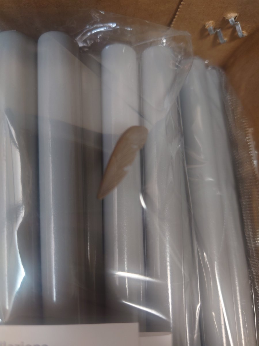 Red_Eye_drunker's tweet photo. Amazonで買った衣装棚なんだけど
届いて開けたら1番上に虫？の羽が
あったんだけど1枚だけだから
『まぁ海外製ならしかたないのかな？』
と考えて中身出していったら更に増えたんだけどさすがにこのままいったら底から本体出てくるんじゃないかと思ってこれ以上開けられないでいる
なんの羽やねん https://t.co/dWq2fUNQK5