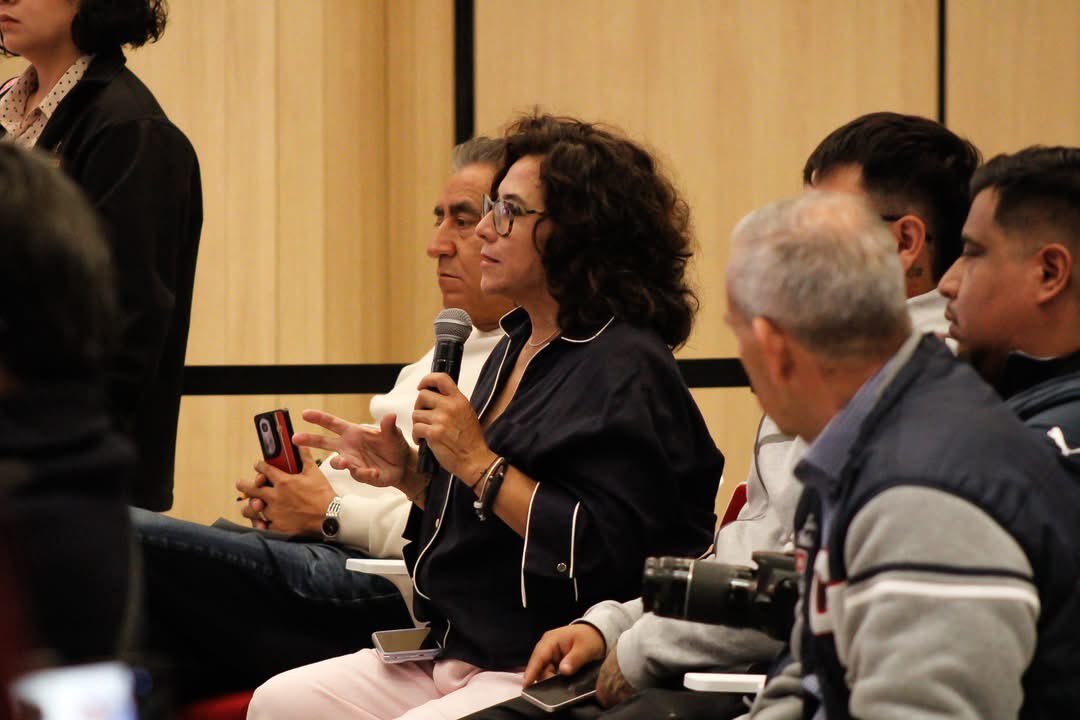 Esther_RamirezV's tweet photo. Cuando un estado fortalece sus finanzas,  gana la capacidad de responder mejor a las necesidades de su gente. 

Desde la #SalaDelPueblo, participé en la conferencia de prensa para compartir los importantes logros en materia hacendaria alcanzados durante la administración que encabeza nuestro gobernador @juliomenchaca_.

Hoy nuestro estado tiene finanzas más ordenadas, más sólidas y con mayor capacidad de respuesta a las necesidades de las y los hidalguenses. 

Gracias al trabajo de todas y todos, #Hidalgo se posiciona como un referente nacional en el manejo responsable de los recursos públicos. Porque cuando hay orden en las finanzas, hay mayor bienestar y resultados en la vida de la gente. 

#HaciendaHidalgo #EstherRamírez