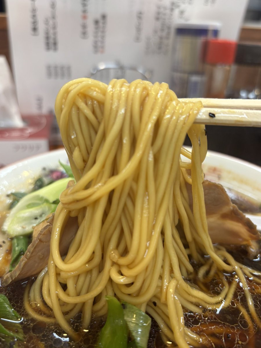 0358smile's tweet photo. 今日のご褒美ラーメン
麺屋ばんだいさん
限定BLACK牛ホルモン麺＋つけ玉＋半チャーハン
半チャーハンはやはり安定の美味さ🥚の多さとパラパラ感と味付けが絶妙すぎて好き❤️
いい意味で牛ホルモンで煮込まれたスープBLACKのしょっぱさが抑えられ甘みと旨味が詰まったスープに細麺と青ネギが最高に合う👍 https://t.co/dlM1hLkczn