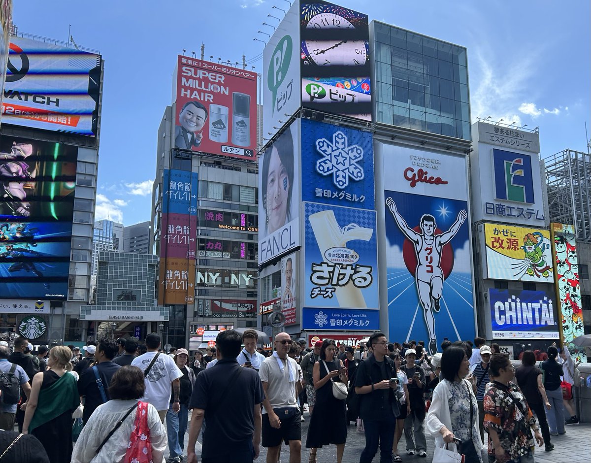 ady14054297's tweet photo. いやぁ〜、分かってましたよ。
分かってたけど…

夏休み＆祝日㊗️の難波が、
駄々込みだってことはね。
でも、スゲェ〜👥👥👥
裏道抜けても、凄かったわ‼️

平日では見たことない船が二隻も浮かんでるし。
でも何故か、いつもは賑わってる川沿いに人が居ない⁉️ https://t.co/emjSYND2jy