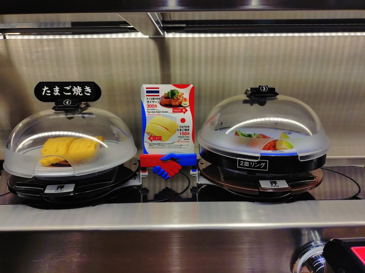 anisupe's tweet photo. 右に世界の料理と左に日本の寿司が流れて来るのおもろいなあ〜

回り見ても日本人は世界料理を、外国人は日本の寿司取ってて面白い構図！ https://t.co/op5t4l3lUf