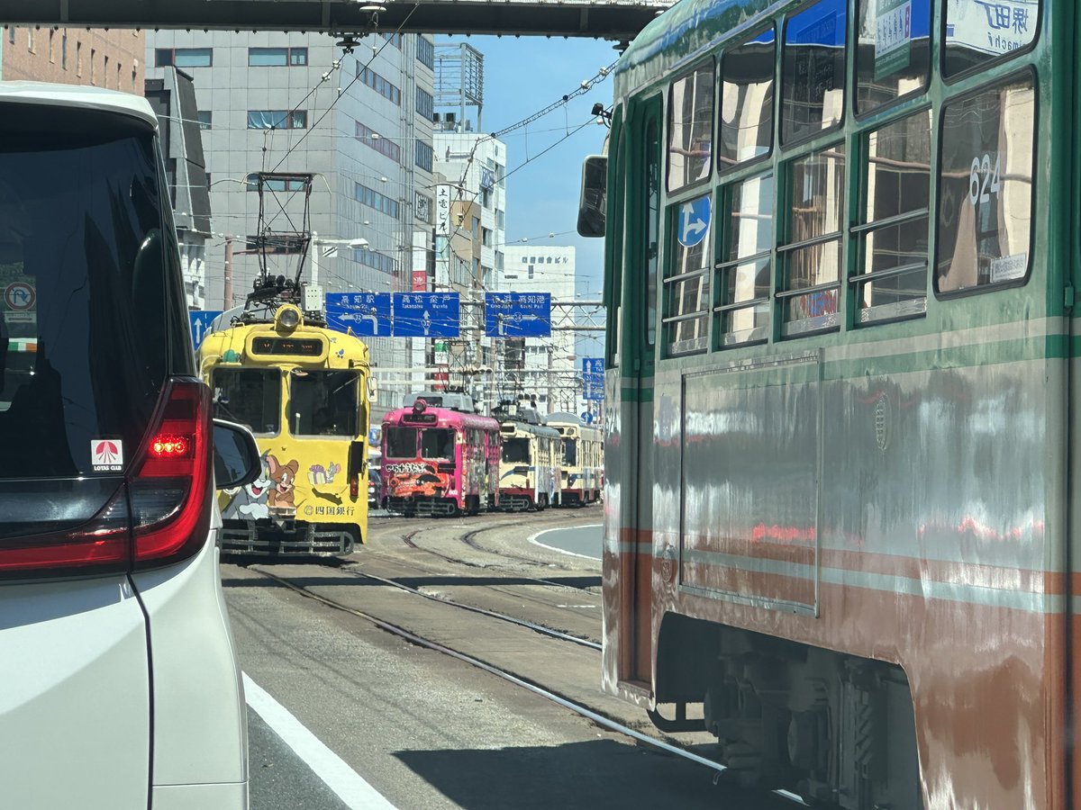 987type_boxer6's tweet photo. 路面電車もほとんど満員で渋滞までしておる👀 https://t.co/tnmoJRB8H2