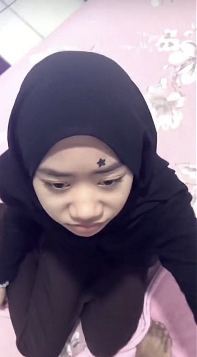 fifuul's tweet photo. Tgh ramai bincng kt malay #awekcun #awekmelayu #awekmelayu #tudung https://t.co/zmeelUTmIm
