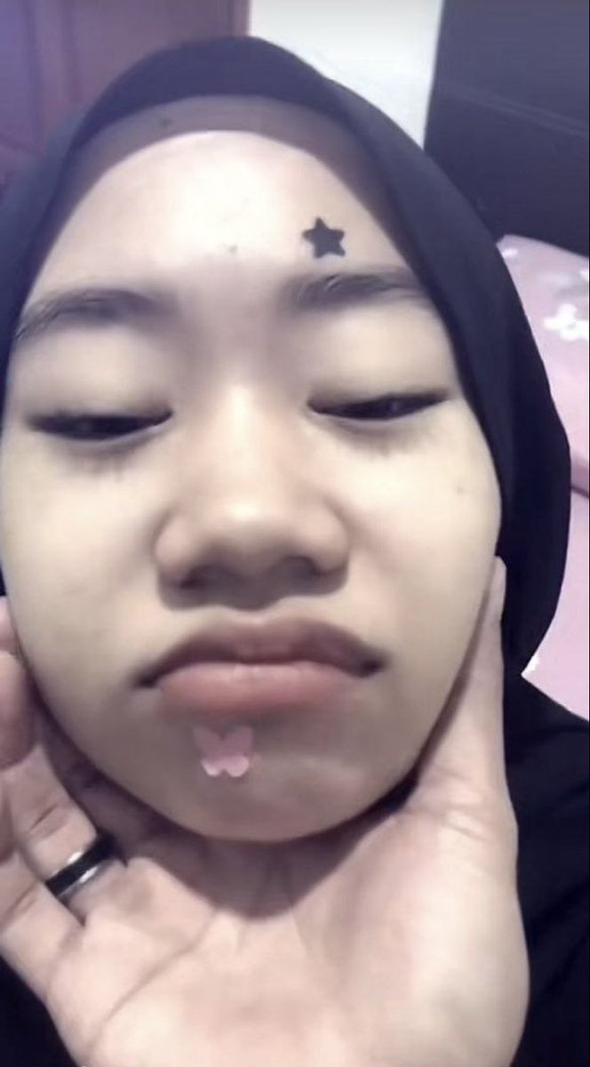 fifuul's tweet photo. Tgh ramai bincng kt malay #awekcun #awekmelayu #awekmelayu #tudung https://t.co/zmeelUTmIm