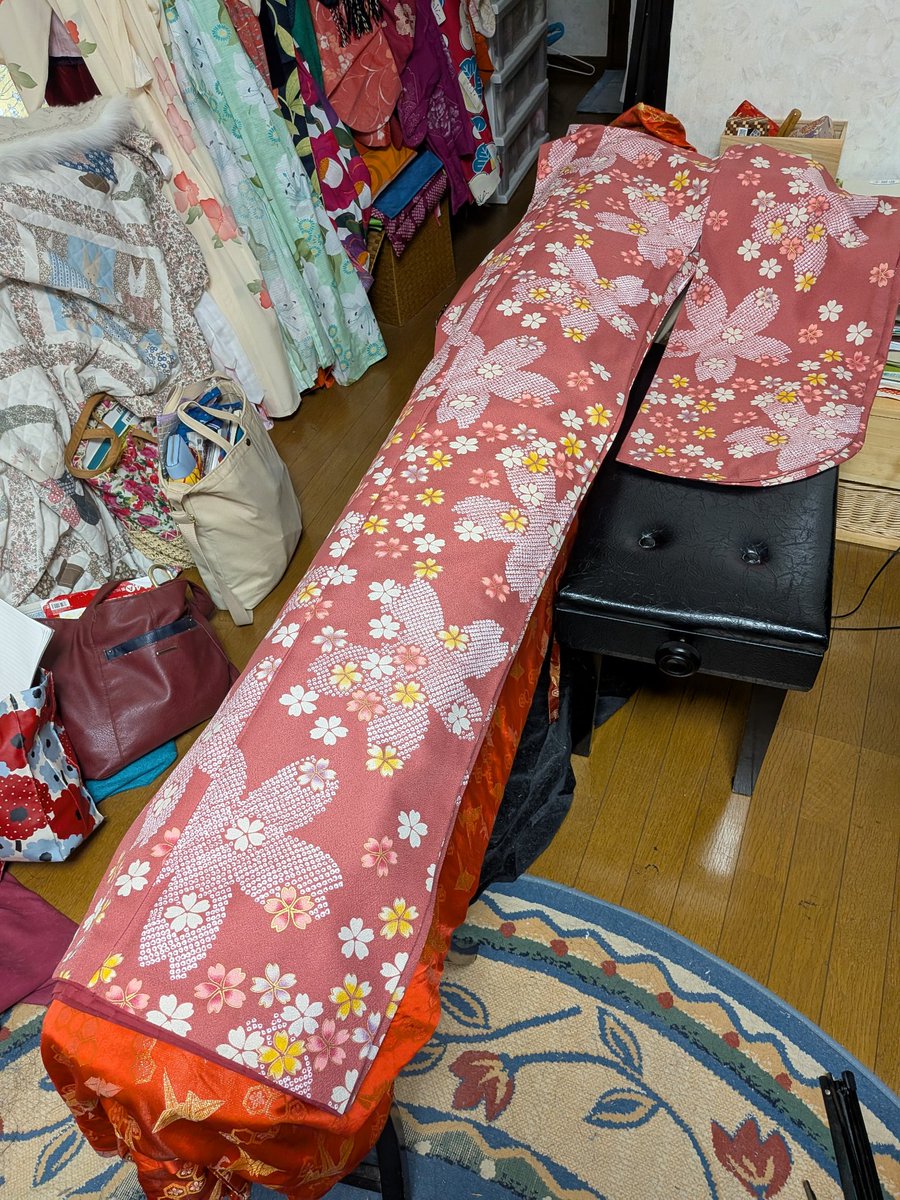 masubuchi85's tweet photo. 通販でお迎えしました。
茶色のつもりでしたが、やってきたのはピンクで、想定外。でも、柄付きはよいので返品はしませんよ。どんな帯がよいかなど、アイデアありましたらお寄せくださいませ。 https://t.co/H1SJF2fgJS